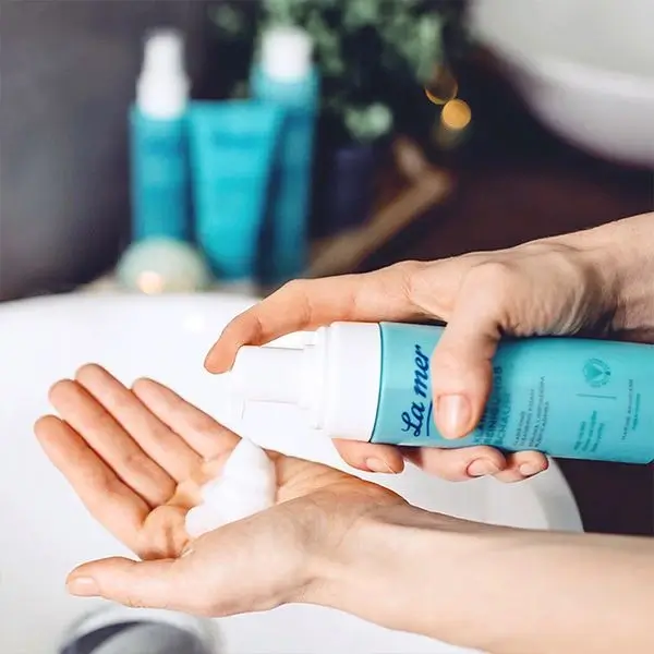 La mer Klrender Reinigungsschaum Model2