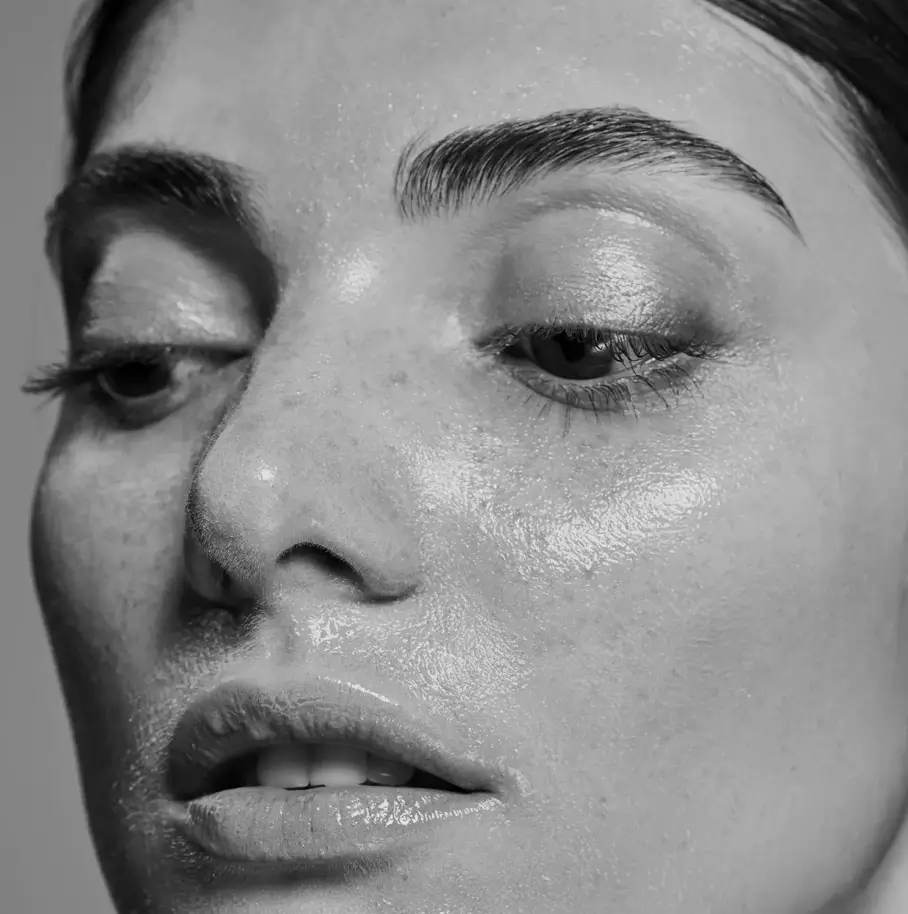 QMS Active Glow ILLUMIntense Cream Model mit Glow auf der Haut